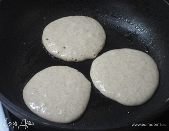 Жарить оладьи на небольшом количестве растительного масла с двух сторон, как обычно.