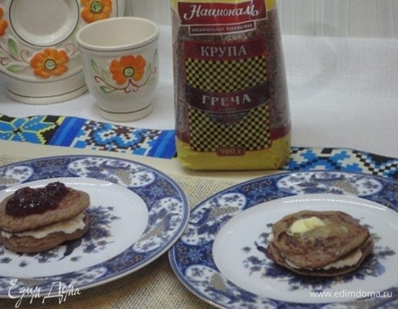 Творожный сыр смешиваем с сахарной пудрой (по вкусу) и прокладываем между оладушками. 