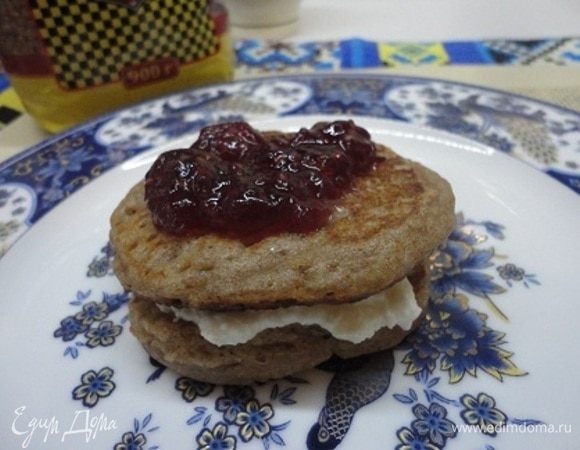 Или любимый джем. Все вкусно с такими пышными оладушками!