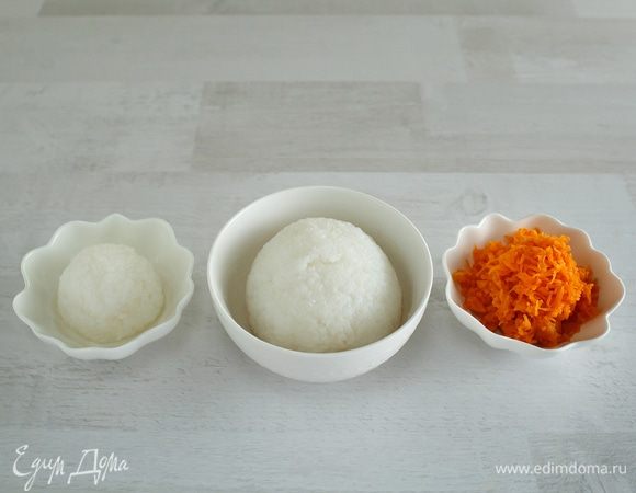 Разделим Краснодарский рис на две части — одна побольше, другая поменьше. Натрем морковь.
