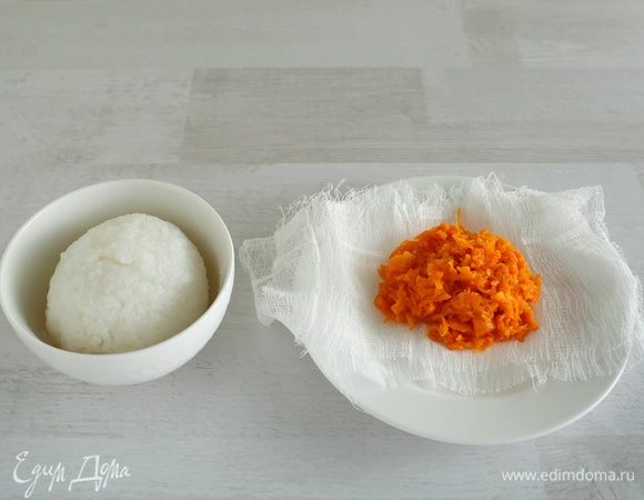 Ту часть риса, которая побольше, нам нужно будет подкрасить морковным соком. Для этого положим тертую морковь на 2 слоя стерильного бинта.