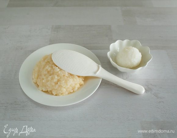 Добавим немного (!) сока, чтобы рис подкрасился, но не стал жидким. Тщательно перемешаем.