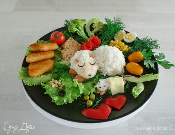 Красные розочки я сделала из кожицы крупного помидора, просто срезала небольшую полосочку и скрутила. Сердечки — из верхней складочки болгарского перца.