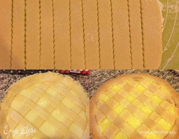 Остатки теста раскатать, вырезать полоски и украсить пирог. Выпекать пирог 30–40 минут.