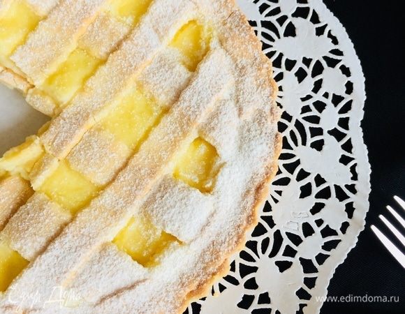 Готовый пирог полностью остудить 3–4 часа и посыпать сахарной пудрой.