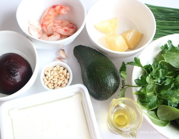 Небольшую по размеру свеклу сварить, залить холодной водой, дать полностью остыть. Убрать на некоторое время в холодильник. На варку свеклы требуется примерно 1 час 20 минут. Время указала в предварительной подготовке. Зелень помыть, просушить.