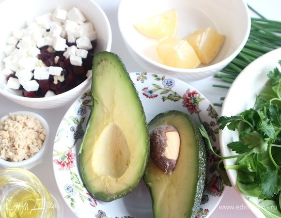 Свеклу почистить. Сербскую брынзу и свеклу нарезать на кубики со стороной примерно 0,5 см. Один зубчик чеснока почистить, выдавить через пресс в миску со свеклой и брынзой. Авокадо разрезать на половинки, косточку удалить. Кедровые орехи измельчить. К свекле с брынзой добавить мелко нарезанный лук-резанец, лимонный сок, оливковое масло, перец, соль. Перемешать.