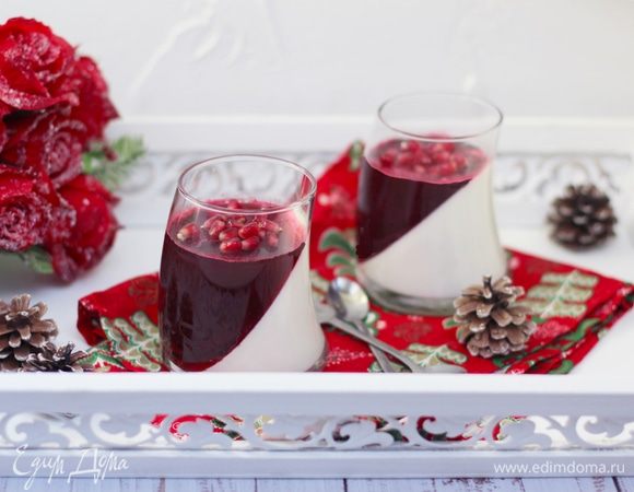 Разлить пропорционально сливочную смесь и поставить застывать в холоде минимум на 2 часа. Следите, чтобы смесь хорошо желировалась, при необходимости оставьте застывать еще. Для приготовления гранатовой заливки влить в сотейник гранатовый сок, добавить сахарную пудру, довести до кипения. Желатин оставить в холодной воде до набухания, воду отжать (если пластинки). Соку дать немного остыть, растворить в нем набухший желатин. Дать хорошо остыть.