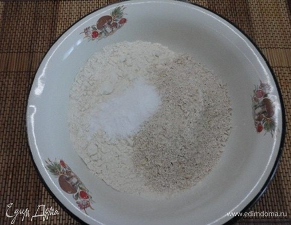Овсяные хлопья измельчить в кофемолке и соединить с мукой и разрыхлителем. Перемешать.