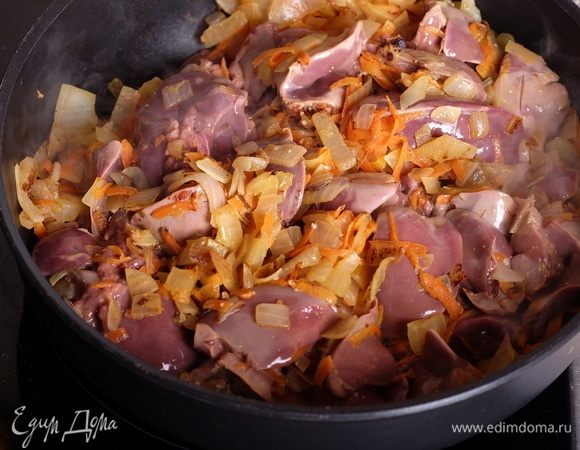 В глубокой сковороде обжарить на небольшом количестве растительного масла лук с морковью, добавить печень.