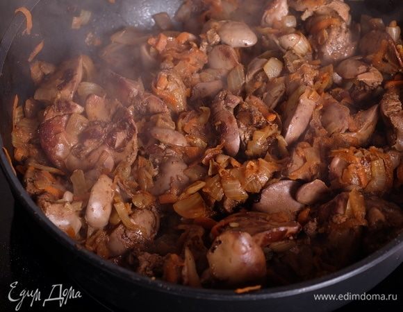Жарить, периодически помешивая, 7–10 минут, до готовности.