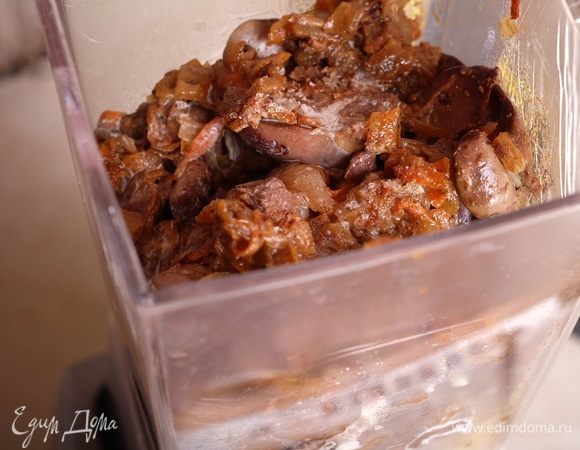 Сложить в блендер обжаренную с овощами печень, влить сливки, добавить специи, соль, перец.