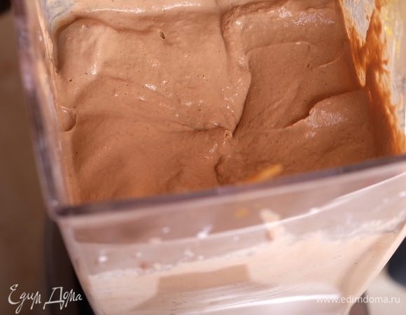 Взбить до однородной пастообразной массы, при необходимости добавить еще соль и перец.