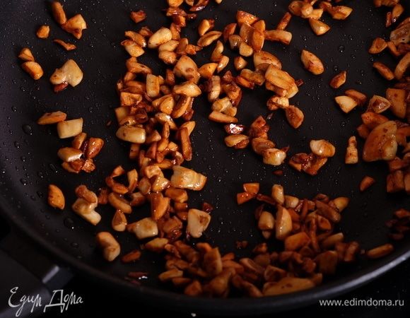 Если паштет будет с грибами, то обжарить мелко нарезанные грибы на небольшом количестве масла до румяной корочки.