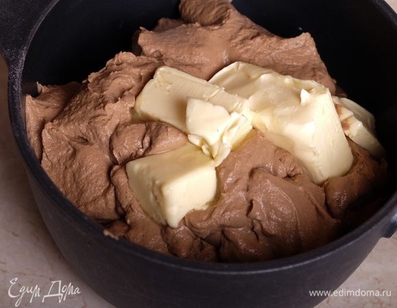 Духовку разогреть до 200°С. В паштетную массу (теплую) добавить сливочное масло комнатной температуры, вручную смешать до однородности. Если паштет будет с грибами, то следом добавить обжаренные грибы, перемешать.