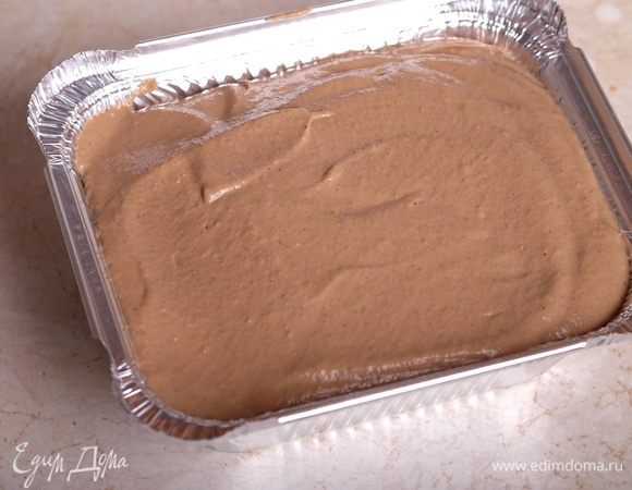 Выложить паштет в огнеупорные формы (у меня из фольги).