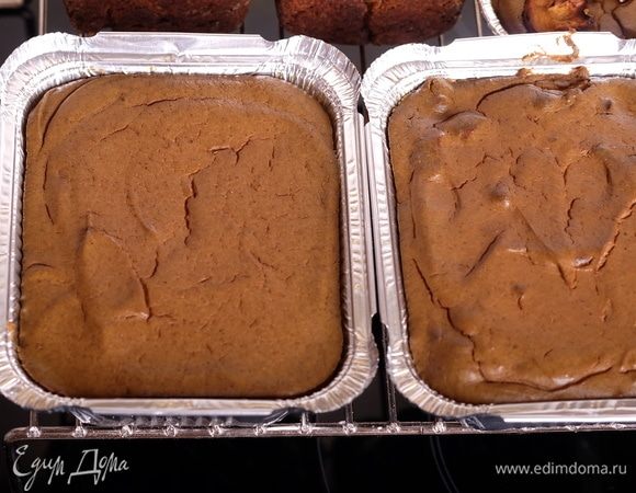 Поставить в разогретую духовку до легкого запекания (примерно на 10–15 минут). Паштет должен покрыться тонкой коричневатой корочкой.