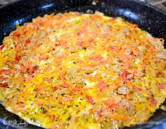 Нарезаем лук мелким кубиком, пассеруем на разогретой сковородке с добавлением масла. Далее добавляем натертую морковь, болгарский перец, нарезанный мелким кубиком, специи (ваши любимые), соль. Доводим до готовности и добавляем сливки.
