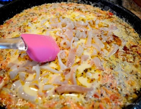 Пока наши овощи пассеруются, кальмары очистить от хребта, внутренностей и кожи, промыть водой и нарезать соломкой.
Когда сливки закипели, добавляем наши подготовленные кальмары и перемешиваем, варим 3–5 мин., добавляем нарезанную свежую зелень и чеснок.