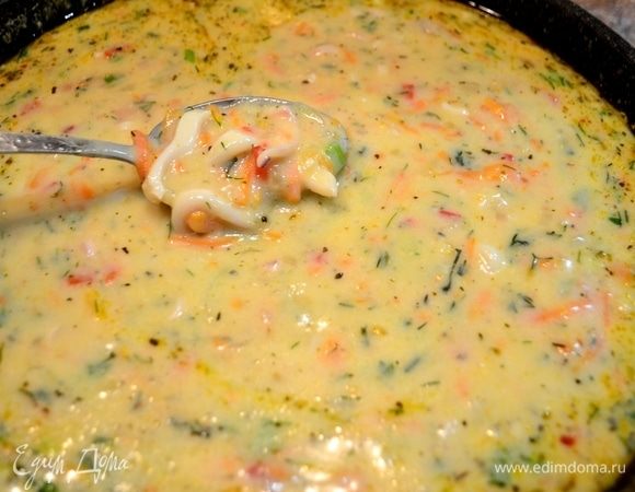 После того как кальмары добавили в сливки, после 3–5 мин. вливаем постепенно муку (2–3 ст. л.), разведенную в воде (1 ст.), и сразу перемешиваем, не давая формироваться комочкам. Подлива должна получиться нежной консистенции.