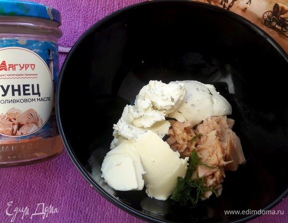 Соединить тунца ТМ «Магуро» с творожным сыром и сливочным маслом. Добавить специи по вкусу и немного зелени.