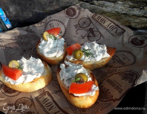 Подавать мусс на ломтиках хлеба, украсив кусочками помидоров, оливками и зеленью.