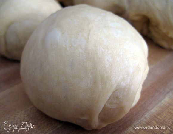 Готовим тесто. Просеять в миску муку, сделать в центре углубление, влить в него половину разболтанного яйца, масло и воду, замесить тесто. 
Переложить на посыпанный мукой стол и начать месить, по необходимости добавлять дополнительную муку, тесто месить примерно 10 минут. Тесто должно быть мягким и не прилипать к рукам. Завернуть тесто в пленку и оставить его на 30 минут или более. 
В это время готовить начинку.