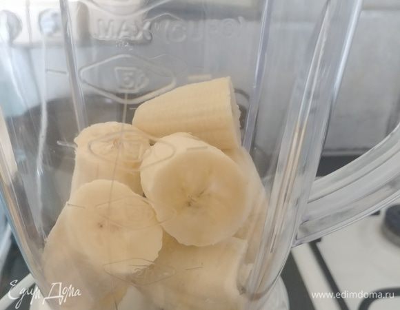 Нарезаем бананы кружочками, 2 из которых откладываем в сторону для украшения бокалов, а оставшиеся кладем в блендер. 