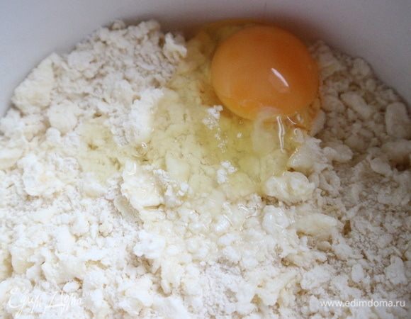 Порубить смесь ножом до мелкой крошки. Добавить  яйцо. 