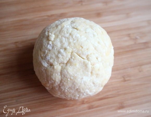 Добавить творожный сыр. Перемешать. Скатать тесто в шар.  Завернуть в пленку и убрать в холодильник на 40 минут.