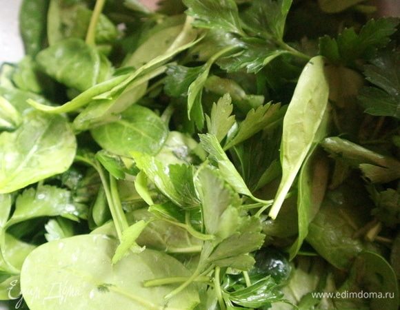 Зелень помыть, просушить, нарезать мелко. 