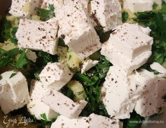 Добавить брынзу, нарезанную кусочками, перец. Перемешать.