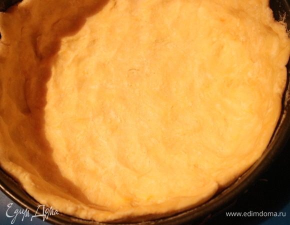 Духовку разогреть до 180°С. Достать тесто из холодильника, трансформировать в лепешку. Форму смазать сливочным маслом, обсыпать сухарями (дно и борта), поместить в форму тесто, расправить в пласт, закрывающий дно формы и борта полностью. Наколоть вилкой и отправить в холодильник на 15 минут.
