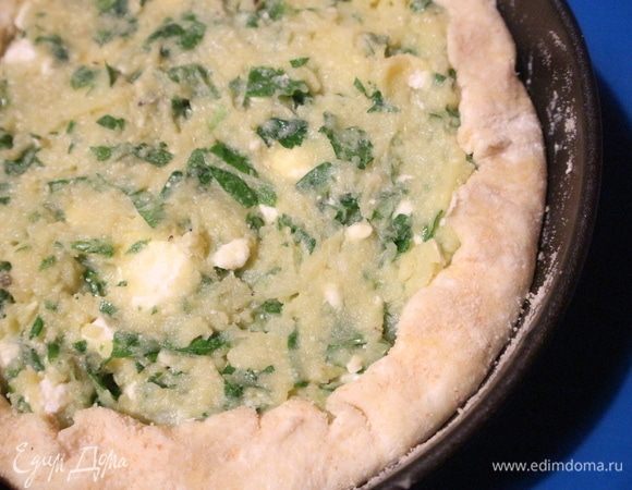 Достать форму с тестом, поместить на тесто начинку, загнуть края (1–1,5 см) на начинку.