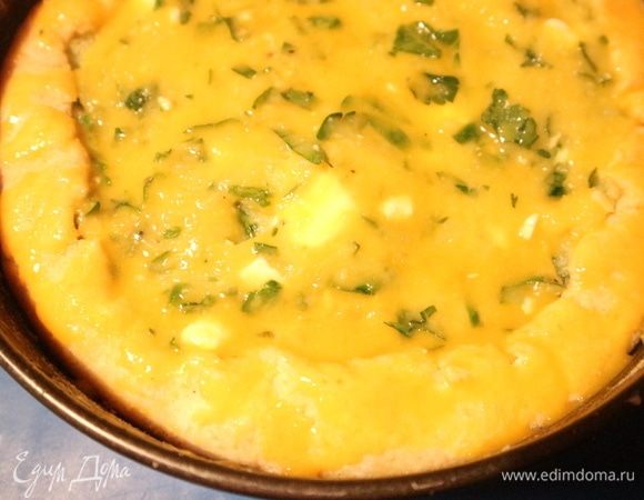 Смазать верх пирога кисточкой разболтанным с молоком желтком. Отправить в духовку примерно на 1 час. Через минут 30 после начала выпечки температуру духовки увеличить до 190°С.