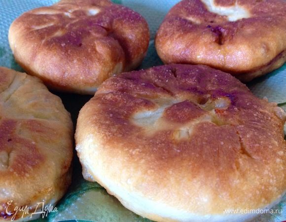 Первый день я жарила открытые беляши, второй день — закрытые. Могу сказать, что закрытые нам понравились больше.