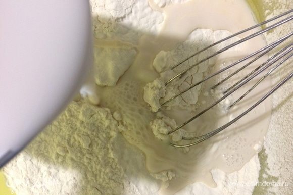 Тесто. В миску просеиваем муку, в теплом молоке разводим дрожжи, сахар и соль. Вливаем эту смесь в просеянную муку и замешиваем венчиком тесто.