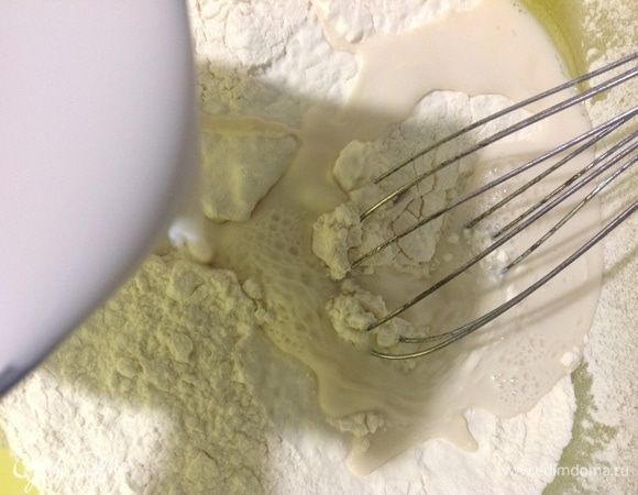 Тесто. В миску просеиваем муку, в теплом молоке разводим дрожжи, сахар и соль.
Вливаем эту смесь в просеянную муку и замешиваем венчиком тесто.