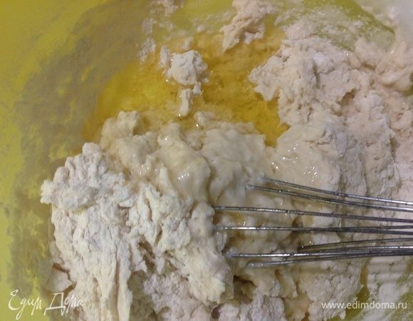 Добавляем растительное масло и замешиваем липкое тесто руками.