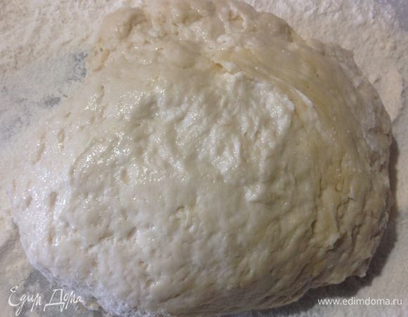 Просеиваем 1 ст. л. муки на рабочую доску, выкладываем в муку наше липкое тесто. Начинаем месить 10 минут руками, постоянно подсыпая по 1-ой щепотке муки, не больше!