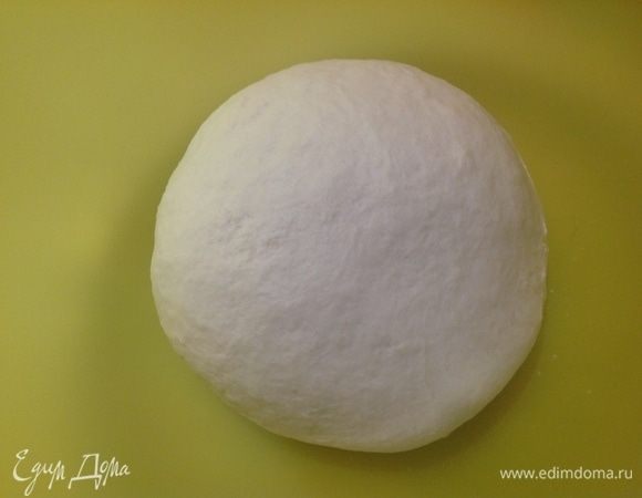 Тесто замесили, оно все равно кажется слегка липким, но мы муки больше не добавляем! Кладем его в чистую сухую миску, накрываем полотенцем и ставим в теплое место. Оставляем на 1 час.