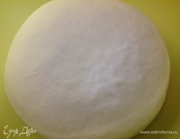 Через час тесто «вырастет» в объеме, его обминаем и снова оставляем на 1 час в теплом месте, накрыв миску полотенцем.