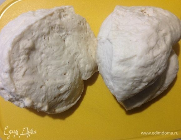 Итак, тесто выстоялось 2 раза по часу. 
Снова его обминаем и делим на 2 части, если вы планируете жарить беляши из всего теста за один раз, то их выйдет 16–17 шт.
Я разделила жарку на 2 дня, в первый день из одной половины теста у меня вышло 7 беляшей, второй — 9.
Повторюсь, тесто делим на 2 части. Одну часть я положила в пластиковый контейнер под крышку и отправила в холодильник до следующего дня.