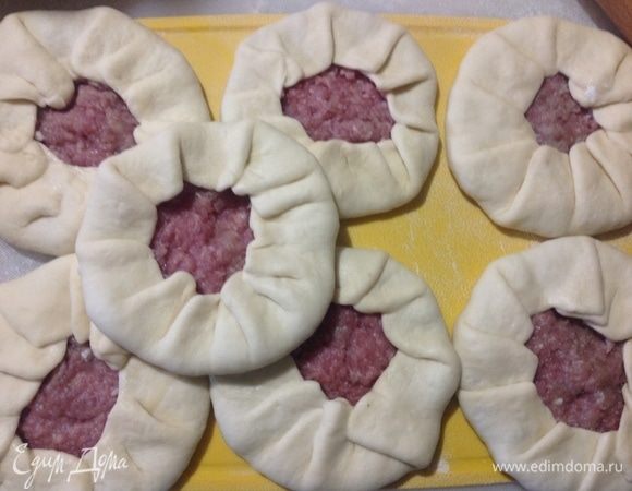 Все 7 беляшей сформировали, теперь нагреваем сковороду с маслом.
Масла нужно столько налить, чтобы оно доходило как минимум до середины беляша.