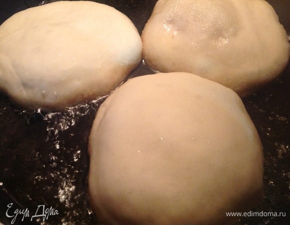 Когда огонь отрегулирован, масло нагрелось как следует, кладем в масло беляши открытым мясным кружком вниз, жарим 7 минут, переворачиваем — и снова 7 минут, это про открытые беляши.
Закрытые жарим тоже с двух сторон  по 7 минут, но я жарила закрытые под крышкой для подстраховки, возможно, этого и не надо.