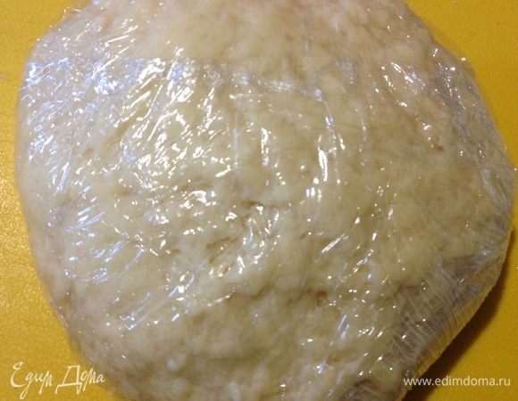 Заворачиваем его в пищевую пленку и оставляем на столе при комнатной температуре на 40 минут, в холодильник не надо отправлять, за это время мука распустит клейковину, и тесто станет очень приятным и эластичным.