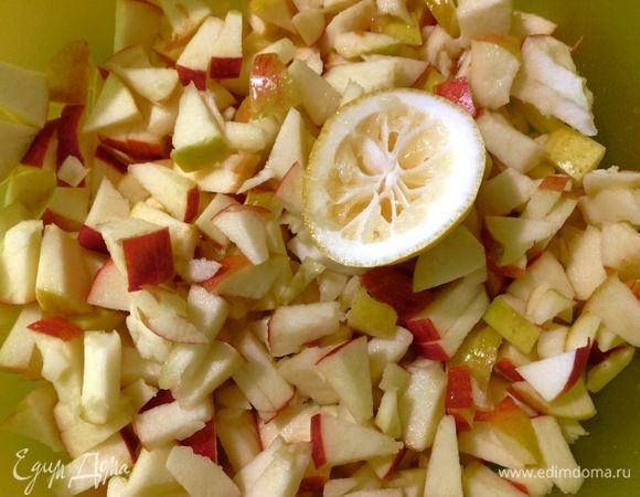 А мы пока готовим начинку. Вишню разморозить и оставить в дуршлаге, чтобы слить лишний сок. Яблоки моем, отделяем от серединки, режем на мелкие кусочки, сбрызгиваем соком лимона, чтобы яблоки не темнели.
Все, что надо для начинки, готово.