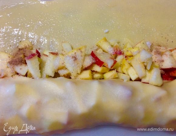 Делаем один проворот, снова выкладываем начинку уже вдоль свернутого теста, но уже меньшее количество, снова посыпаем сахаром и корицей и сворачиваем штрудель до конца, залепливаем крепко боковые стороны штруделя.