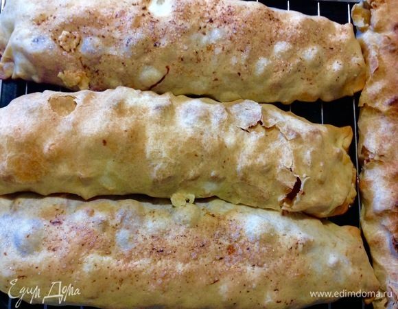 Выпекала штрудели по очереди, сначала — 2 с яблоками и корицей, потом — 2 с яблоками и вишней, в начинку с вишней корицу я уже не добавляла, только сахар, и посыпала кукурузным крахмалом немного больше, потому что вишня больше течет при выпечке, чем яблоки.
Готовые штрудели с помощью широкой лопатки переносим на решетку и остужаем там.