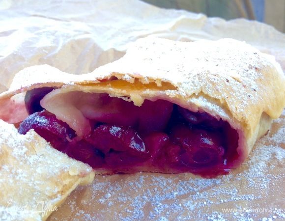 При подаче можно посыпать сахарной пудрой. Оба штрудели очень вкусные и с яблоками, и с вишней. Начинка сочная, тесто хрустящее, очень люблю такое сочетание.
Рецептом поделилась, пеките, радуйте близких :)